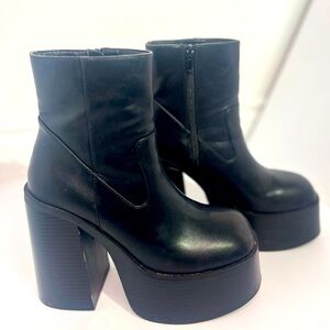 These leather fun, trendy UO platforms accent any outfit and make it sassy